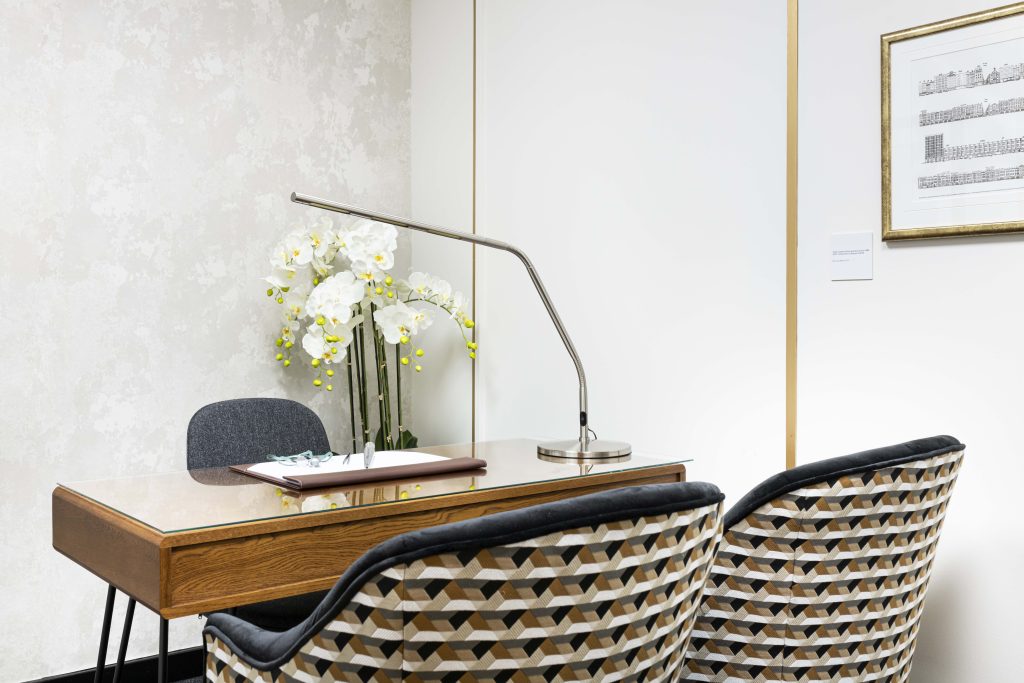 A desk with a diamond lamp at the Bourse